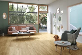 Helles Wohnzimmer mit Zugang zum Wintergarten